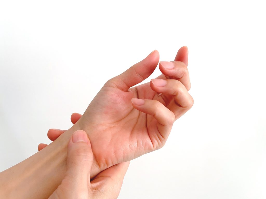 Złamany palec – objawy, diagnoza i rehabilitacja po urazie