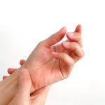 Złamany palec – objawy, diagnoza i rehabilitacja po urazie